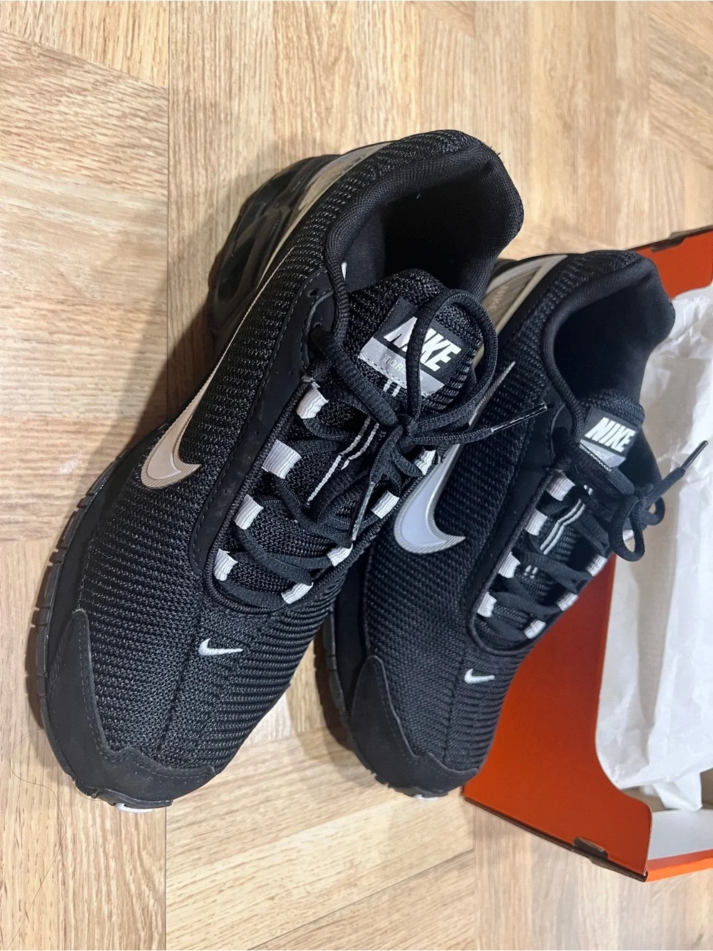 Nike Air Max Torch 3 -  Mens Running Shoes Black/White Size 10M (Gently used)